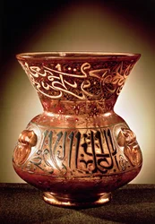 Lampada da moschea con decorazione smaltata iscritta con tre citazioni dal Corano e dedicata a Beybars II, inizio XIV secolo